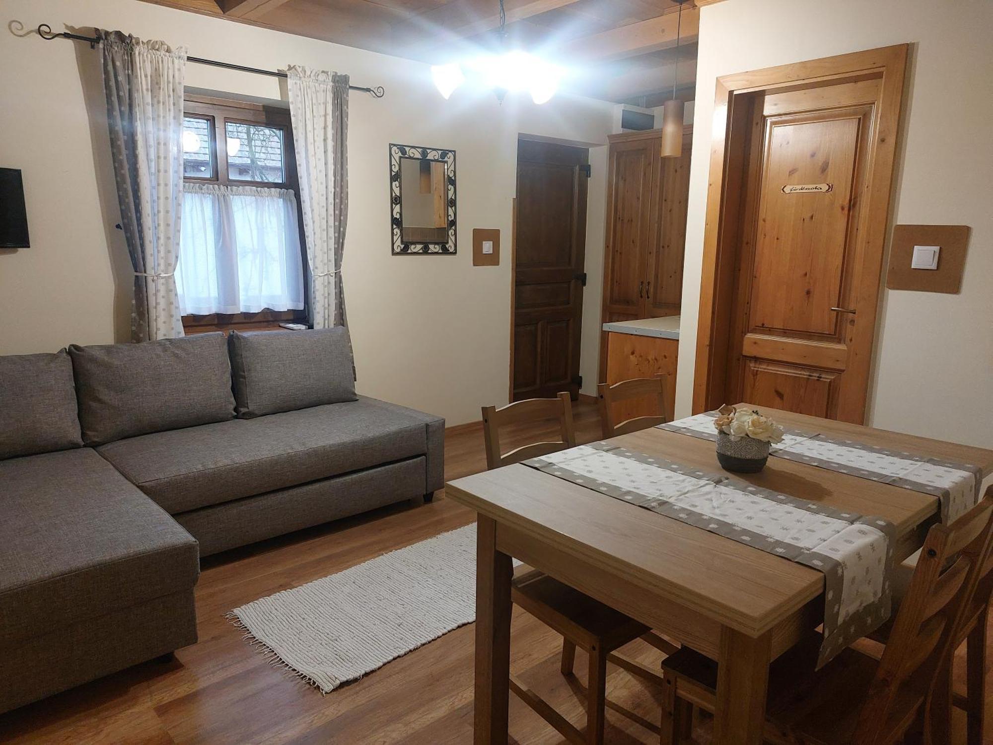 Toth Vendeghaz Es Apartmanhaz Ujfeherto Exterior photo