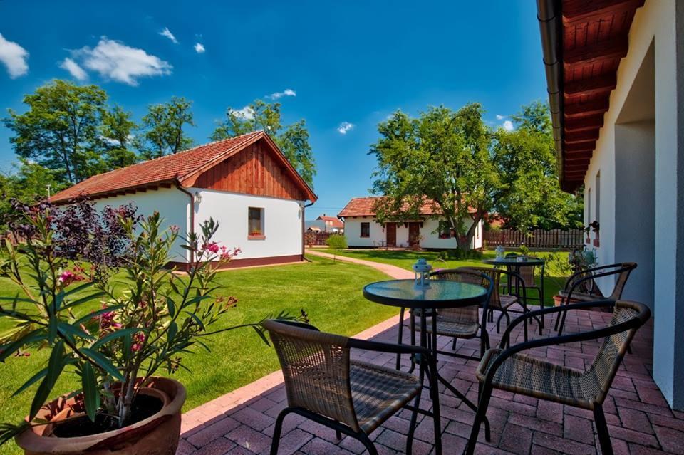 Toth Vendeghaz Es Apartmanhaz Ujfeherto Exterior photo