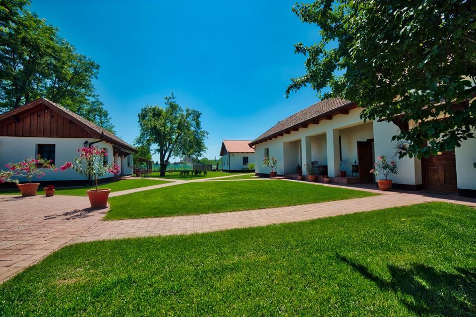 Toth Vendeghaz Es Apartmanhaz Ujfeherto Exterior photo