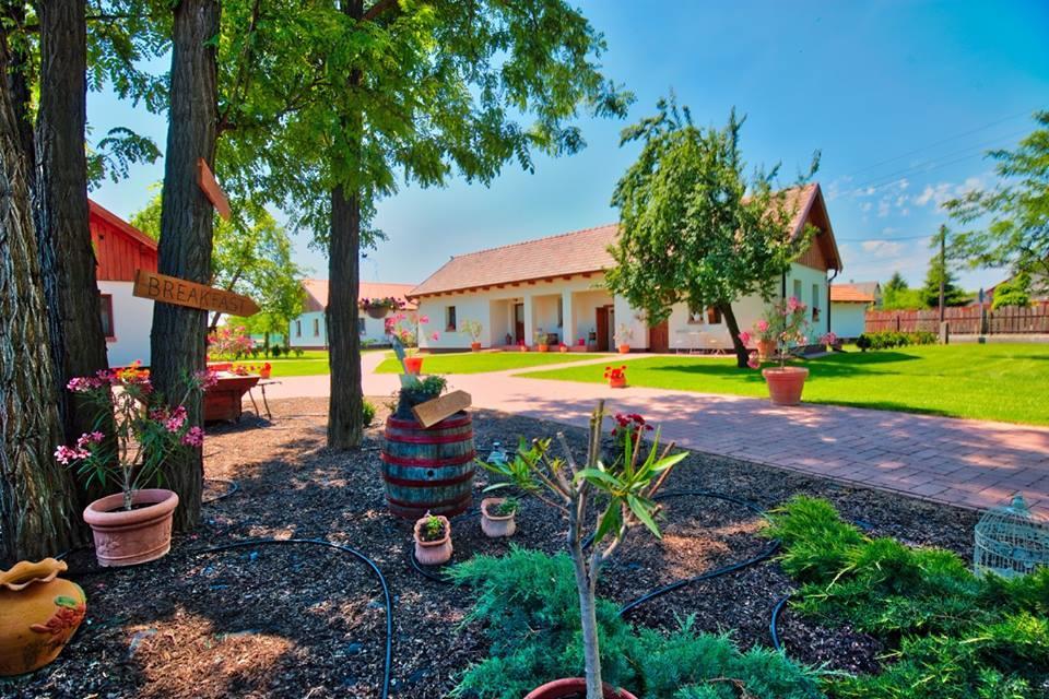Toth Vendeghaz Es Apartmanhaz Ujfeherto Exterior photo