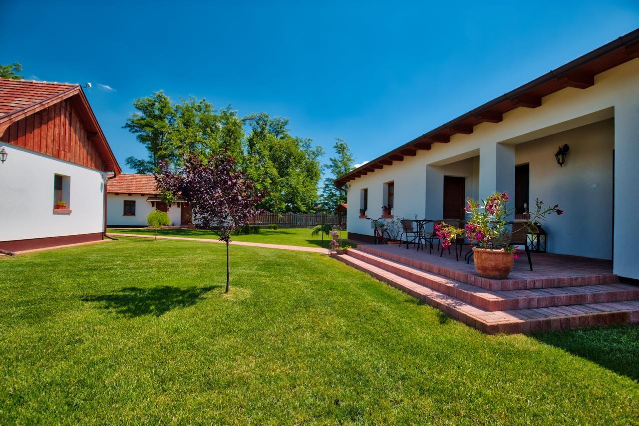 Toth Vendeghaz Es Apartmanhaz Ujfeherto Exterior photo
