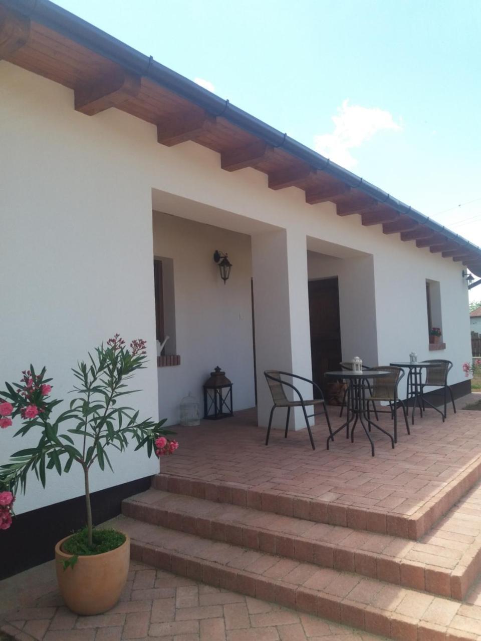 Toth Vendeghaz Es Apartmanhaz Ujfeherto Exterior photo