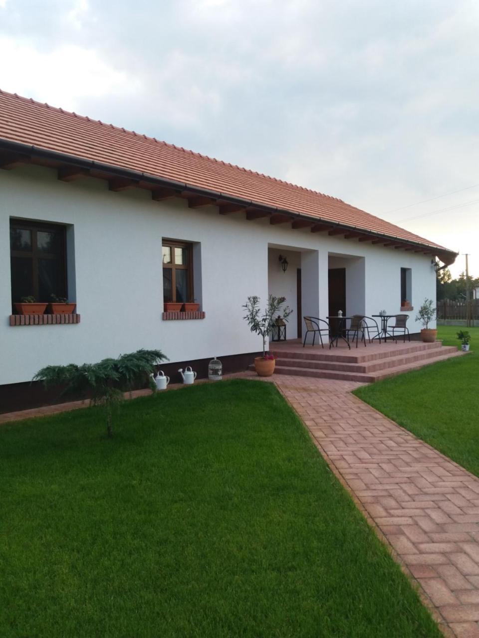 Toth Vendeghaz Es Apartmanhaz Ujfeherto Exterior photo